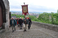 Die Eichsfelder Pilger treffen zur Andacht beim Walldürnrelief auf dem Frauenberg ein.